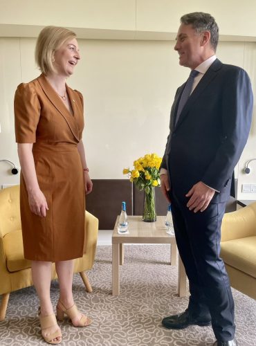 Catching up with @trussliz on the sidelines of #CHOGM2022.  A warm...