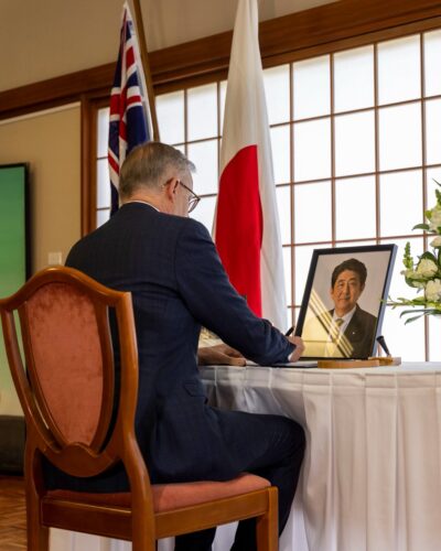 Leaving a condolence message in memory of former Japanese PM...