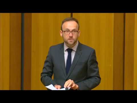 Adam Bandt reads letters from Carlton Primary School students in Parliament