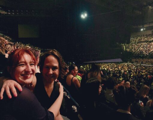 Jaala Pulford MP: Waiting for the incomparable Billie Eilish with @trickibee …