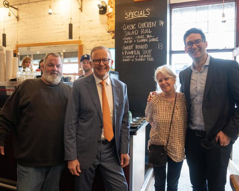 Anthony Albanese: Stopped by cafe Wall Two 80 with @joshburnsmp earlier today. Awes…