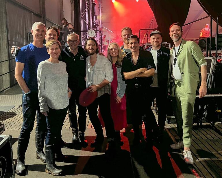 Anthony Albanese: Great to meet @boyandbear last night at @Woodfordia. Awesome set …