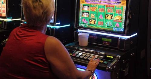 Greens' plan to phase pokies out of pubs