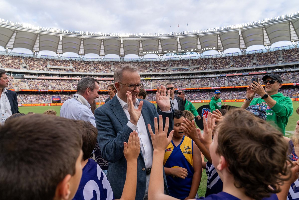 Anthony Albanese: Good fun meeting the Auskickers at halftime in the #AFLFreoEagles…