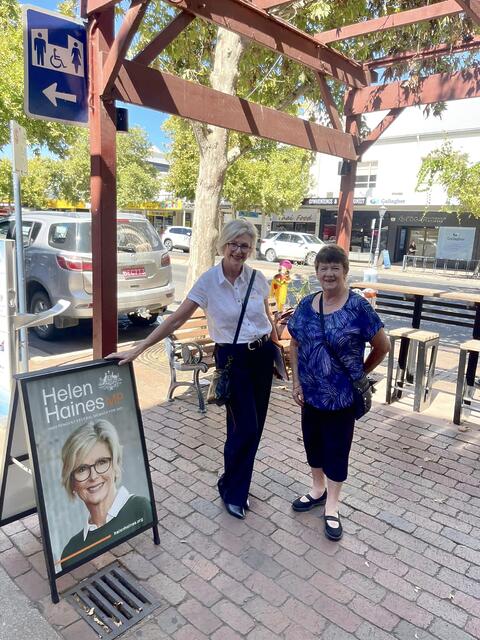 Helen Haines MP: Terrific afternoon in Benalla speaking with locals at my mobile office…