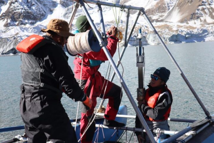 A couple of people that are skiing in the snow