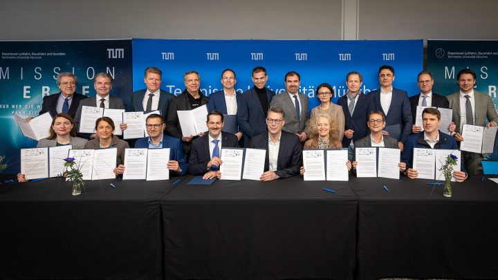 Start der TUM Security and Defense Alliance - mittig v.l. TUM Präsident Thomas F. Hofmann, Bayerns Wissenschaftsminister Markus Blume, Prof. Eva-Maria Kern, Präsidentin der UniBw M